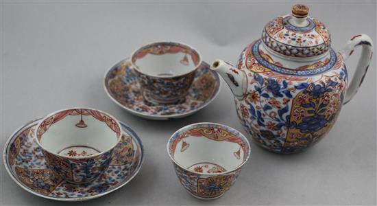 A Chinese export Dutch decorated teapot, three teabowls and two saucers, 18th century, teapot 17cm, some damage